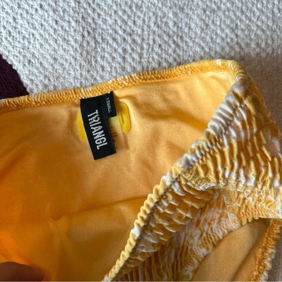 TRIANGL YELLOW WHITE FLORAL SMOCKED BIKINI BOTTOM SIZE SMALL - Picture 6 of 7